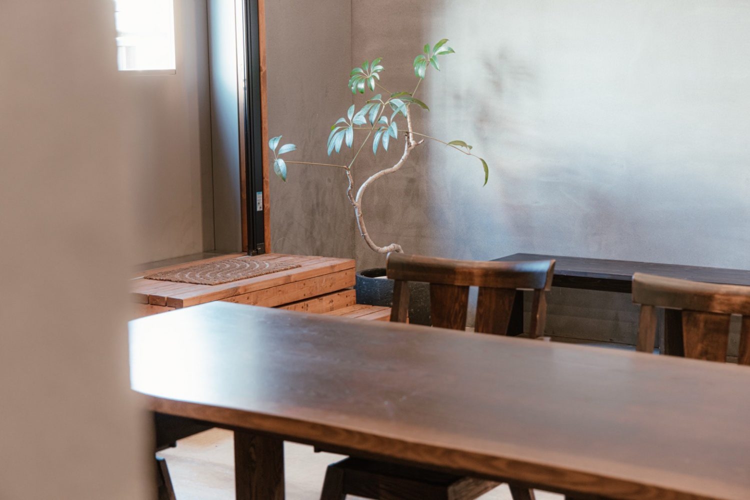 無機質な空間に調和する木製の家具