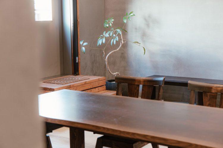 無機質な空間に調和する木製の家具