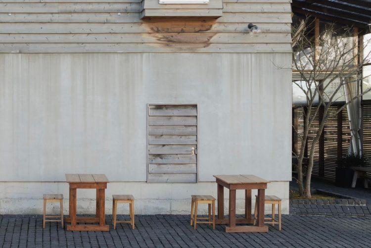 石畳などヨーロッパを思わせる雰囲気のテラス席