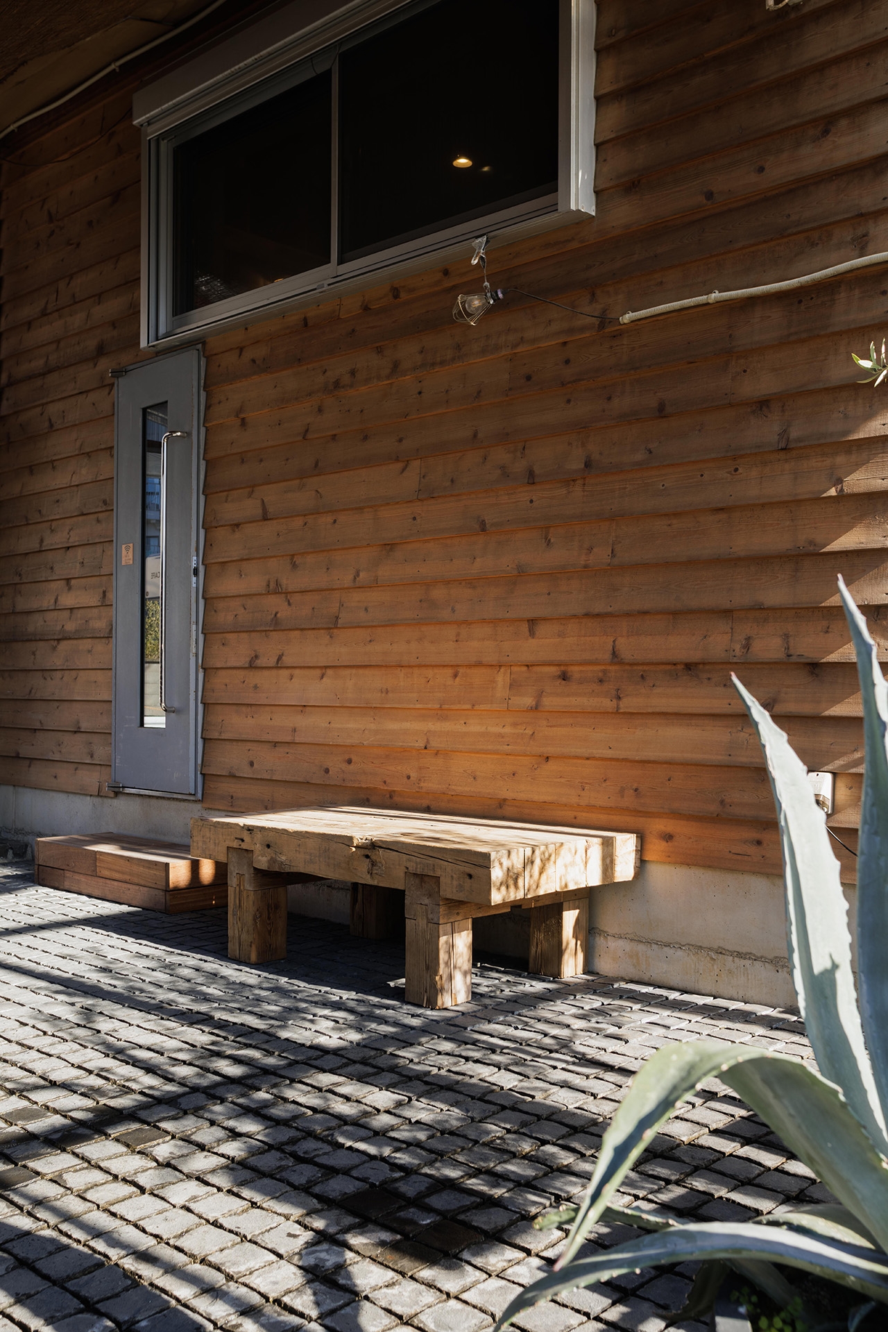 テラスではレッドシダー壁を背景にして撮影も