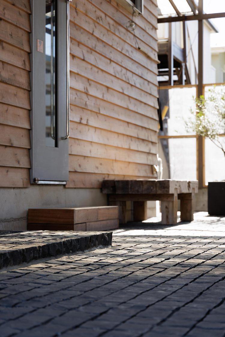 共用階段に続く扉 / 通行する方がいる可能性あり