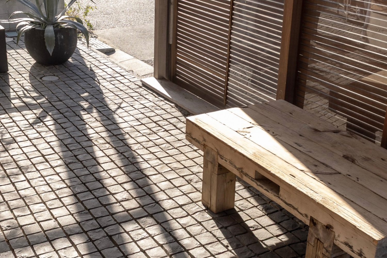 ピンコロ石の質感が心地よいテラスのベンチ席
