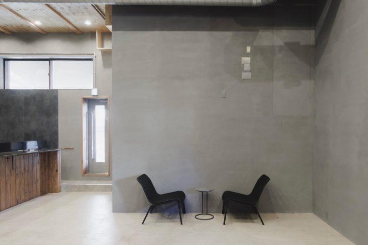 モルタルの壁と床を背景にファッションなどの撮影も