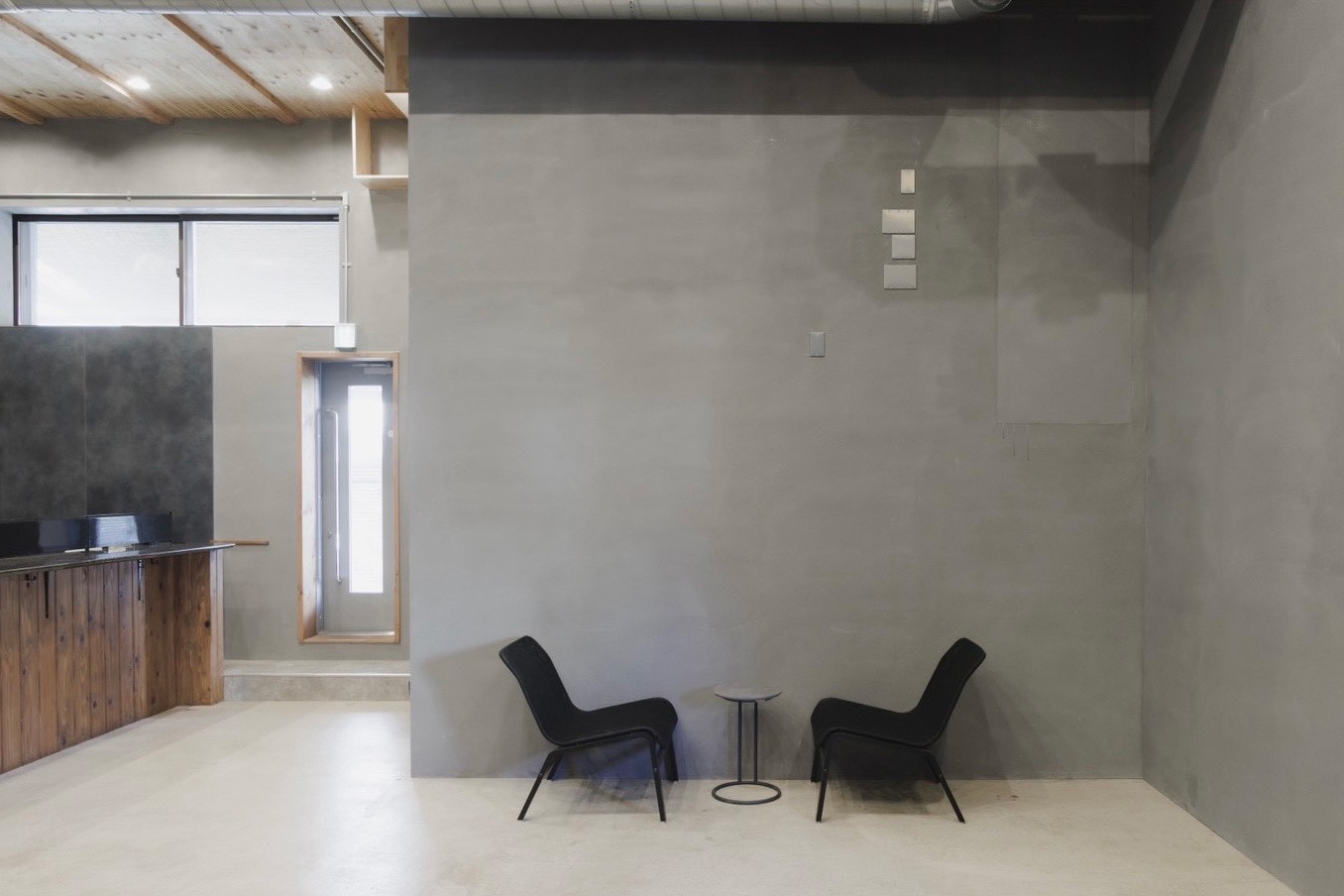 モルタルの壁と床を背景にファッションなどの撮影も