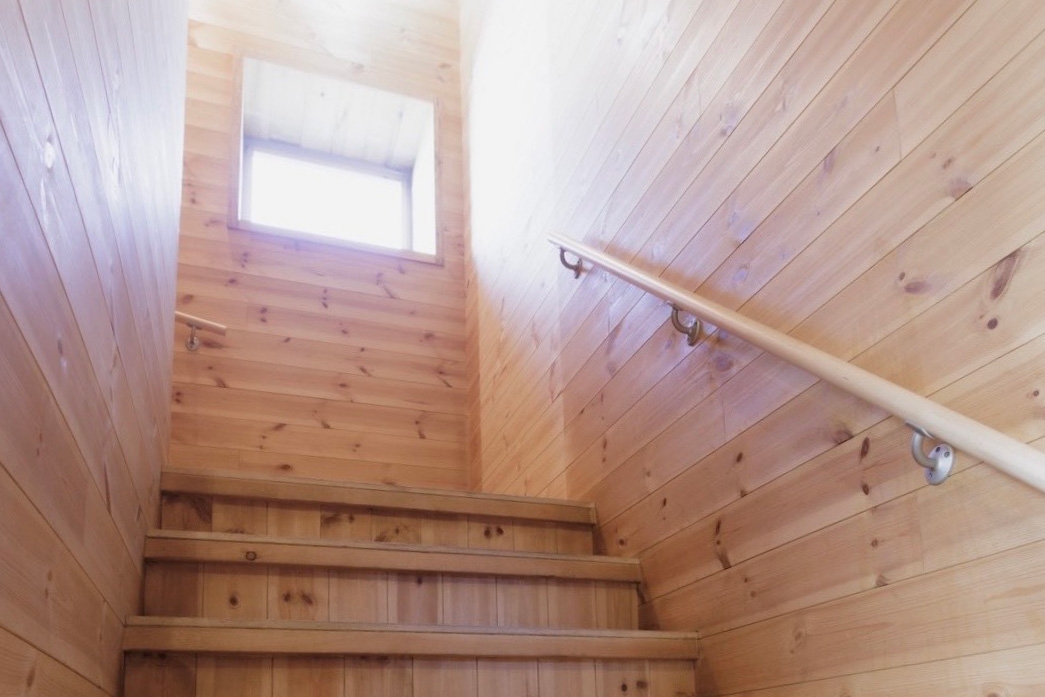 共用階段に続く扉 / 通行者がいる可能性あり