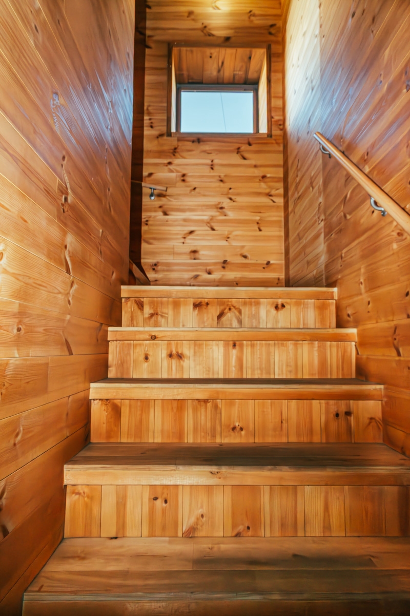 別フロアへ続く共用階段(カフェとは別の入口)