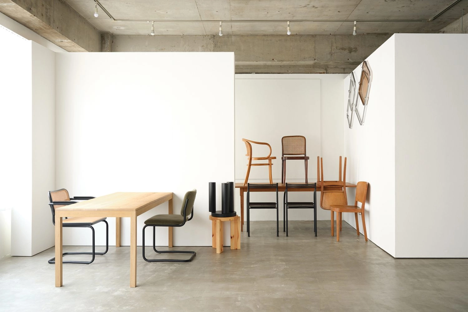 対談撮影でも使えるペアの椅子とテーブル