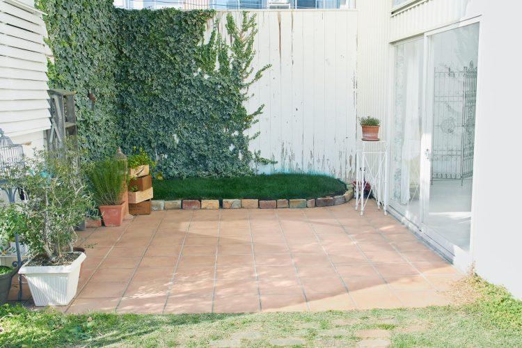 テラコッタ床とアイビーと芝生