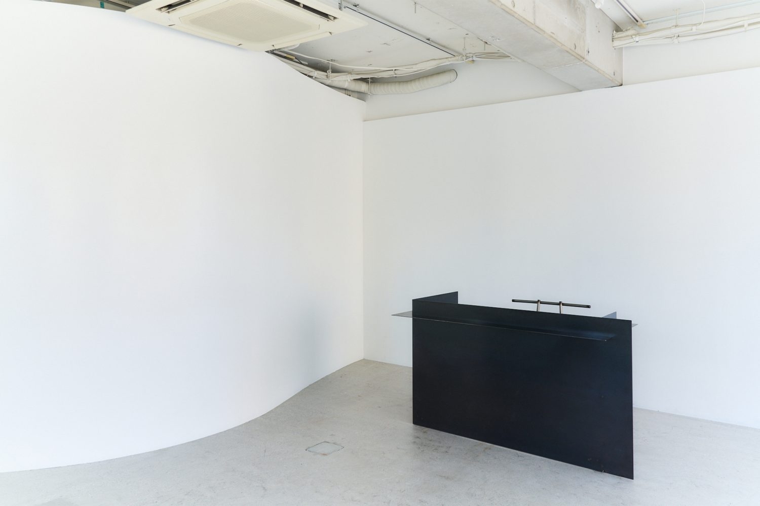 コントラストの効いたブラックのカウンター