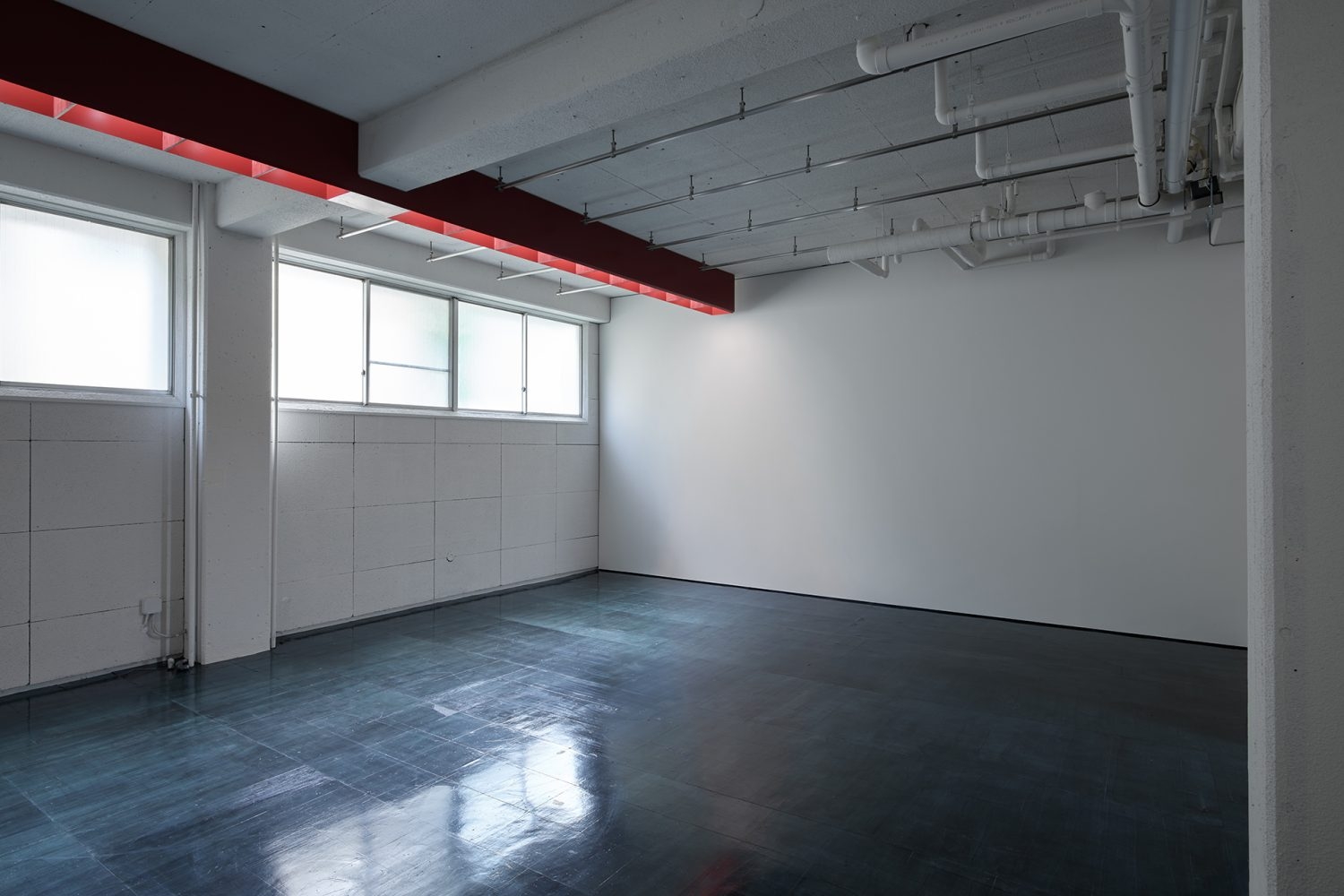 床の質感が美しい1Fメインフロア