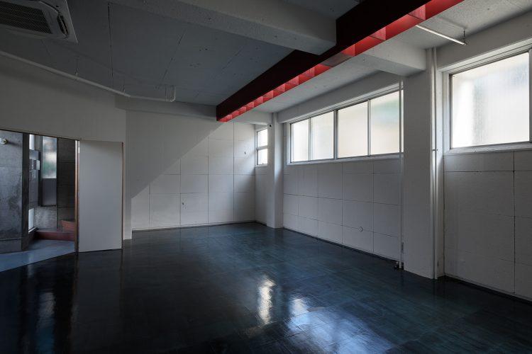 高窓からの自然光と床に映る陰影が魅力の撮影スタジオ