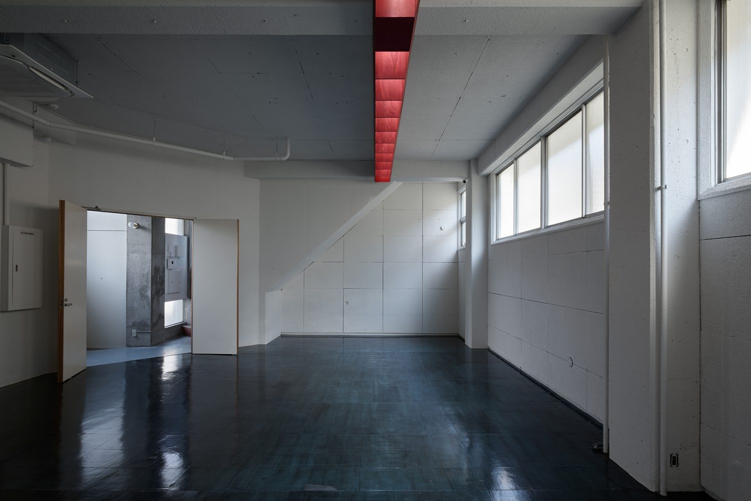 赤褐色の梁照明がアクセントに