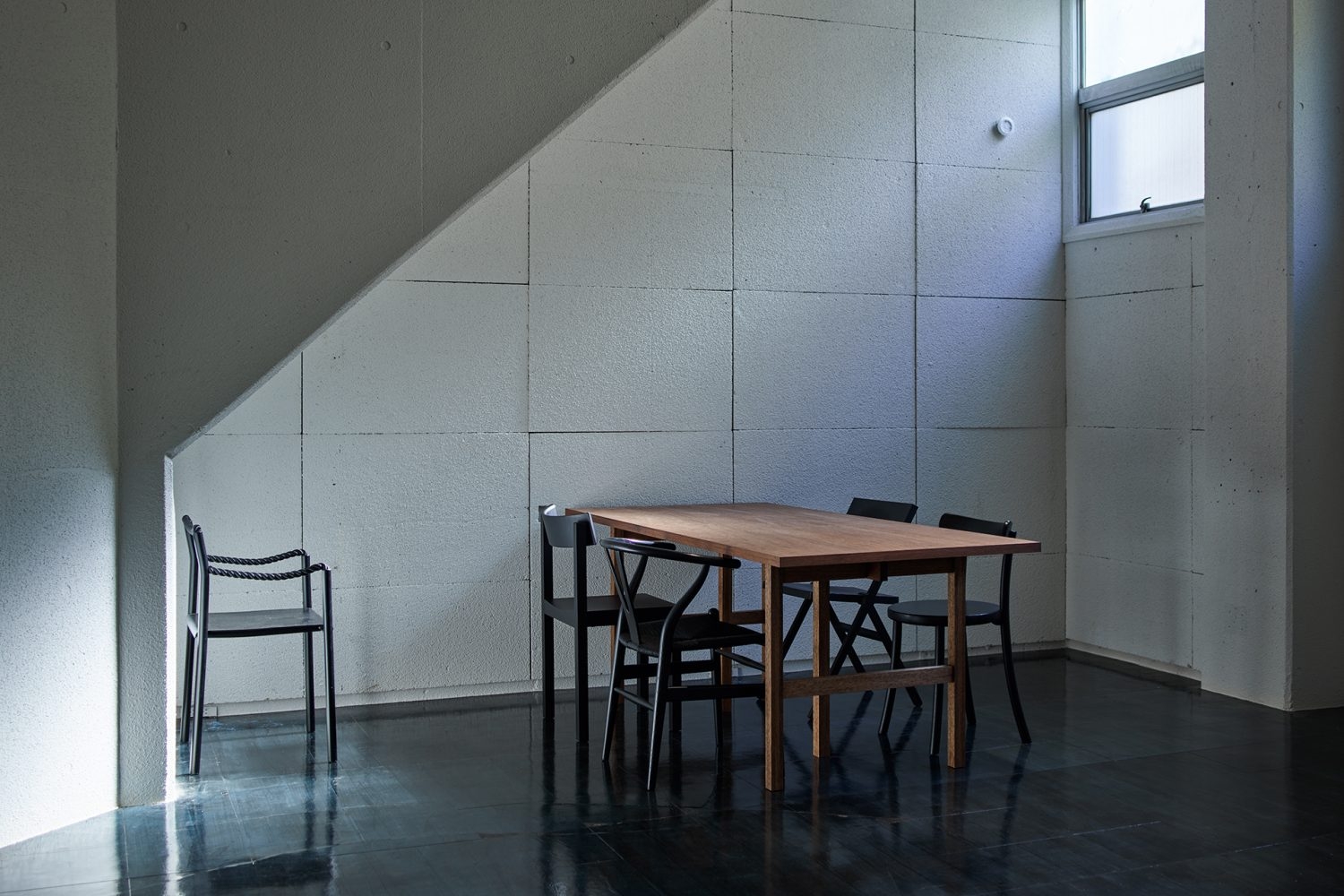 天井の傾斜と凹凸のある白壁で立体感のある撮影も