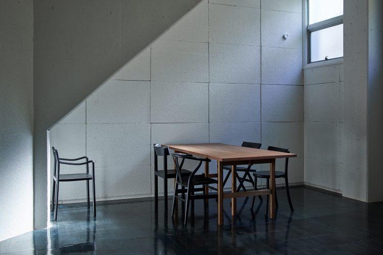 天井の傾斜と凹凸のある白壁で立体感のある撮影も