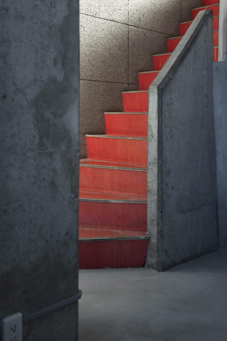 経年の表情と鮮やかな色が映える2Fへの階段