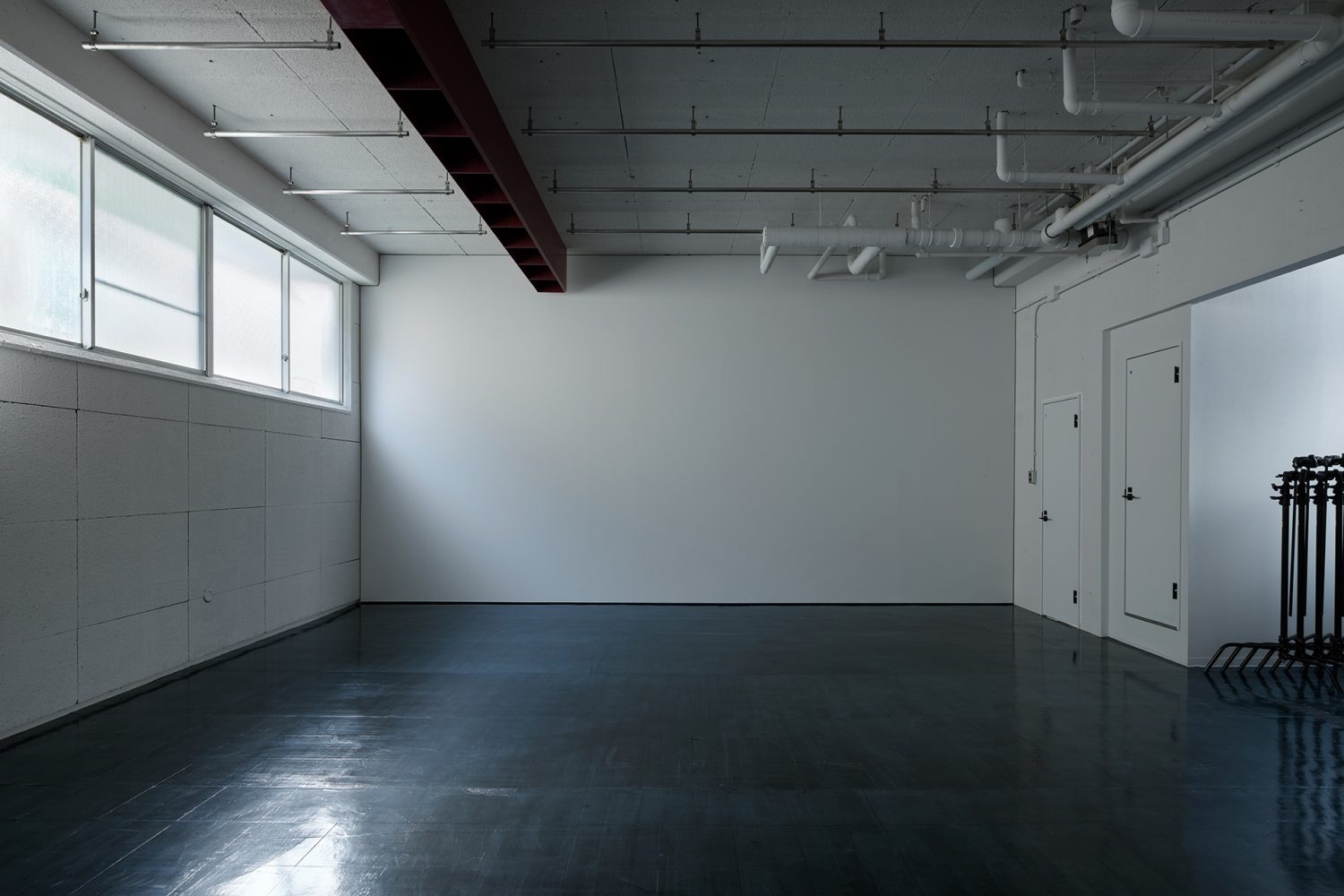 天井バトンを活かして自由自在に撮影が可能