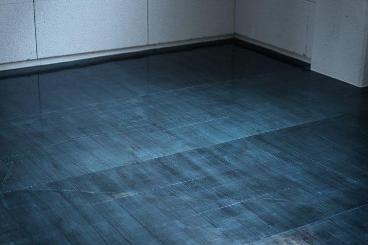刷毛目を残した深いネイビーブルーの床