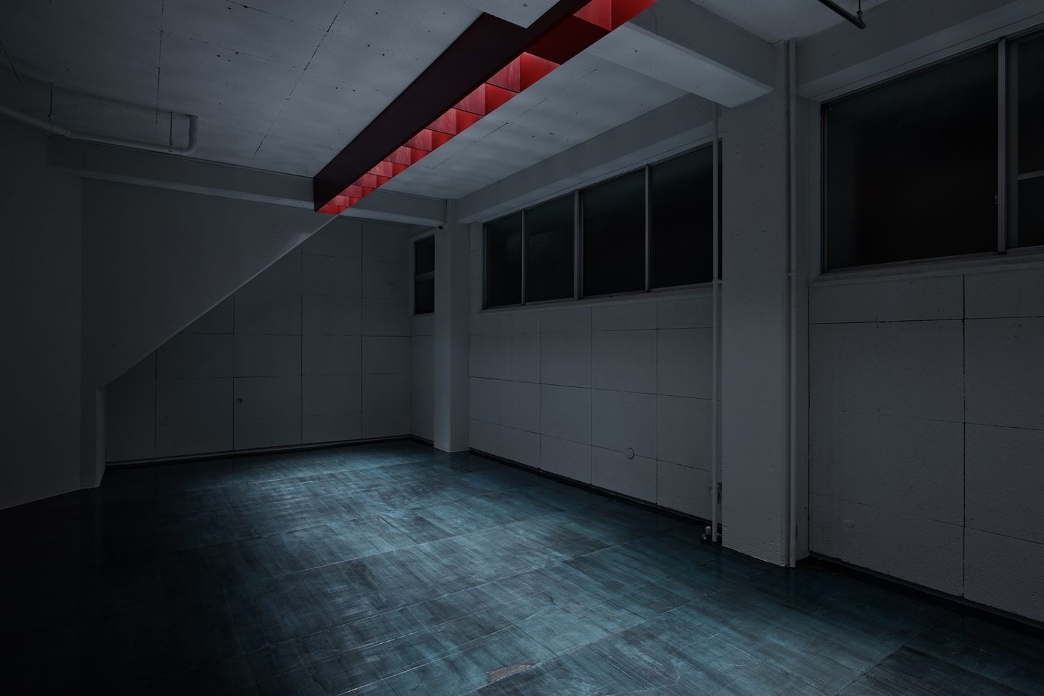 日没後や遮光時に照明をつけると際立つ色のコントラスト