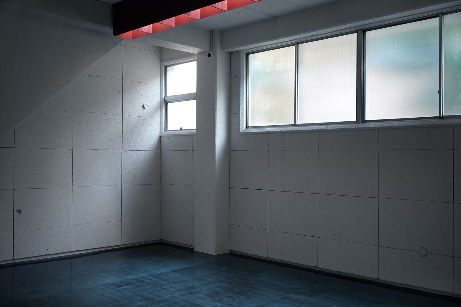 すりガラスの高窓から入るやわらかな自然光