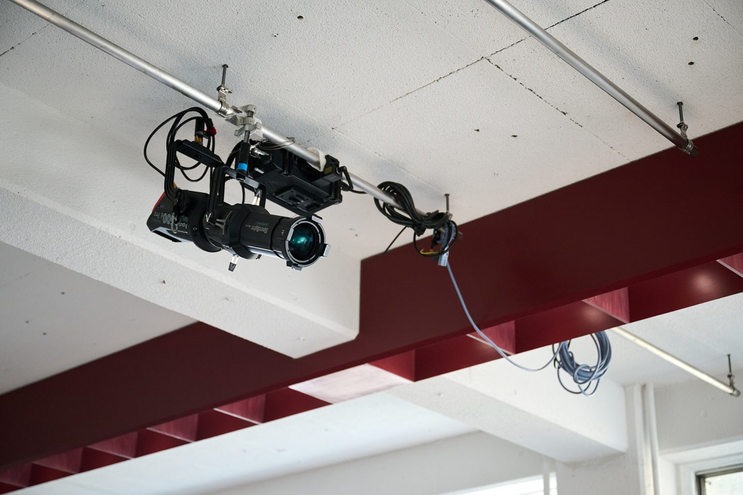 耐荷重60kgのバトン完備 / 照明機材の取り付けも