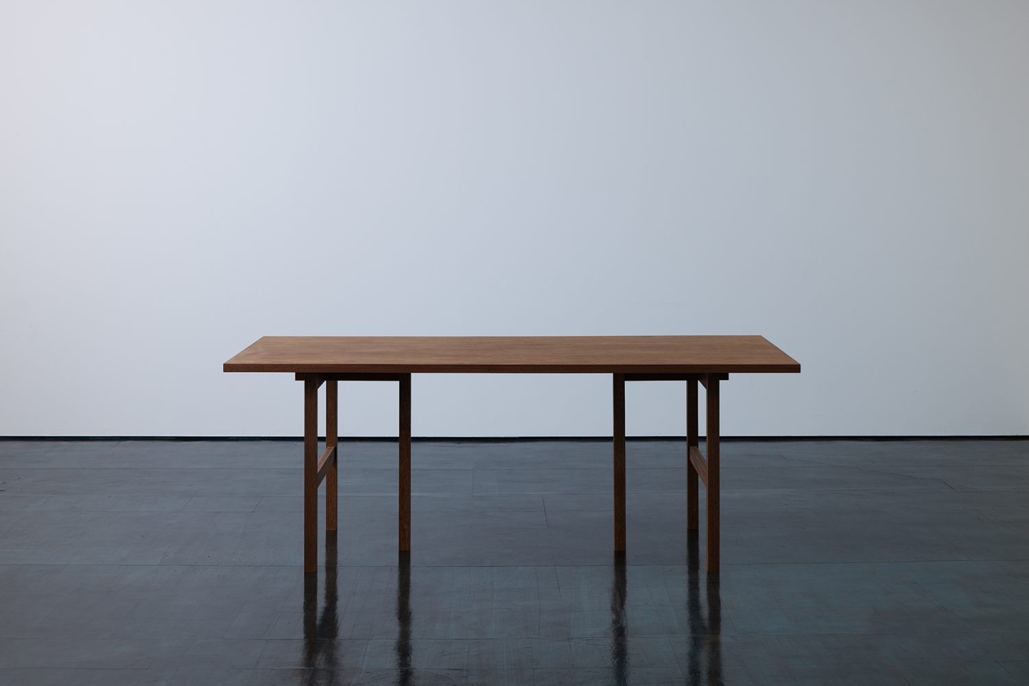 空間に合わせて仕立てたラワンテーブル