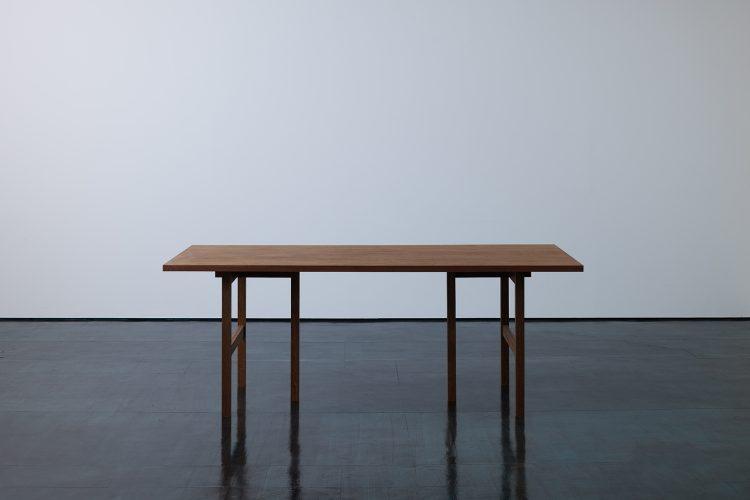 空間に合わせて仕立てたラワンテーブル