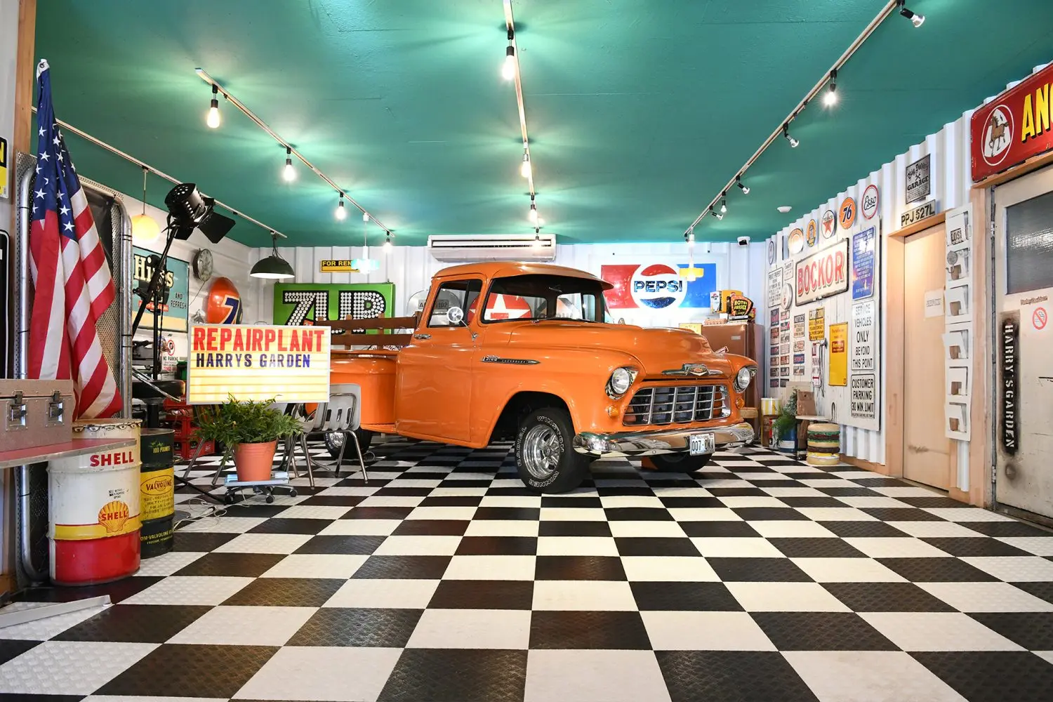 1957製シボレーC3100が常設されたガレージスタジオ