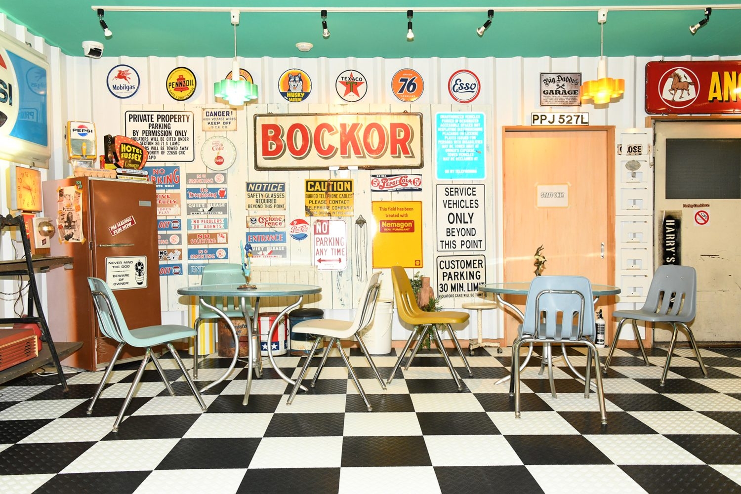 アメリカンダイナーやカフェのような設定での撮影も