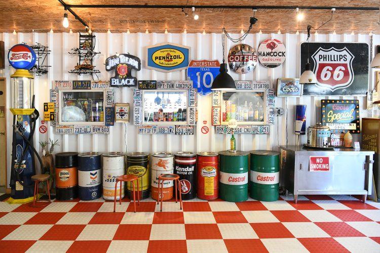 ヴィンテージ看板やアメリカン雑貨が所狭しと並ぶ