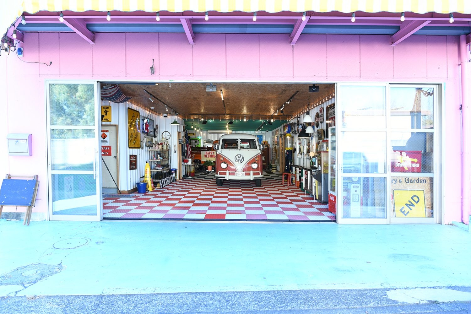 スタジオ外からの室内(ワーゲンバスはオプション)