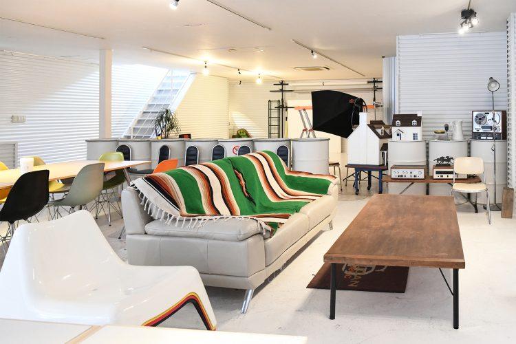 2F カラフルなチェアやソファを多数配置