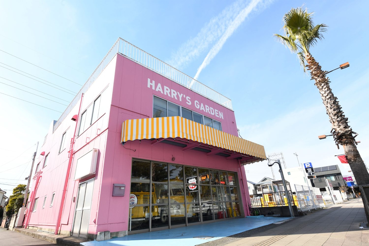 エントランスやピンク色の外壁を背景に撮影も可能