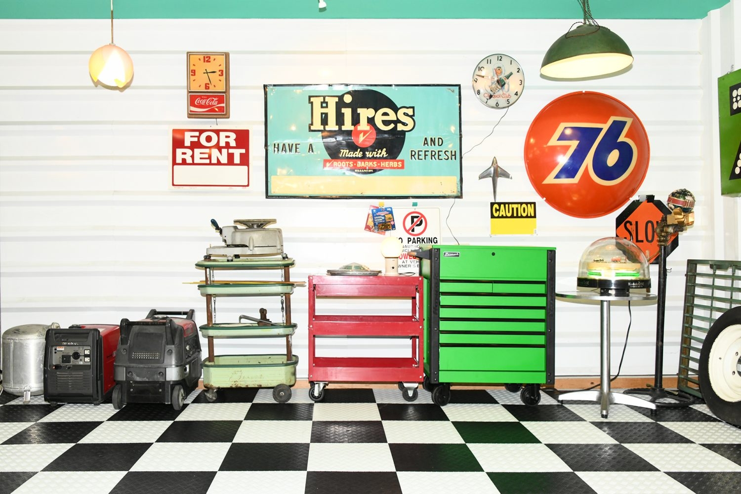 元バイク工場の名残を感じさせるカラフルなワゴン