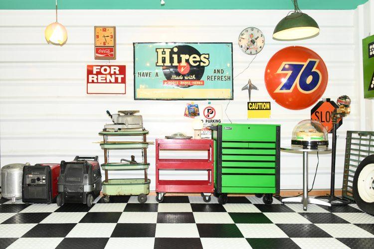 元バイク工場の名残を感じさせるカラフルなワゴン