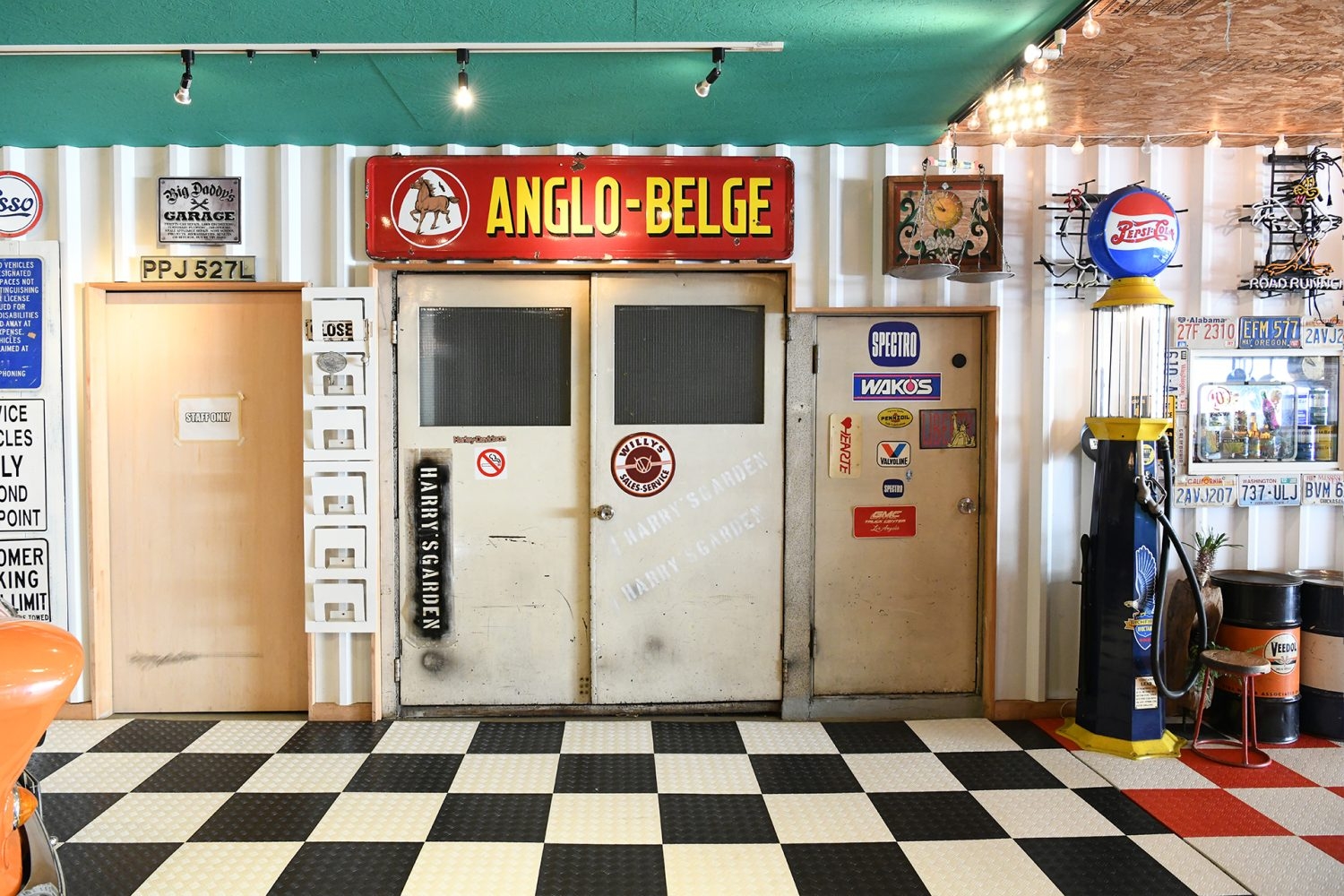 ステッカーが貼られたラフな雰囲気のスチールドア