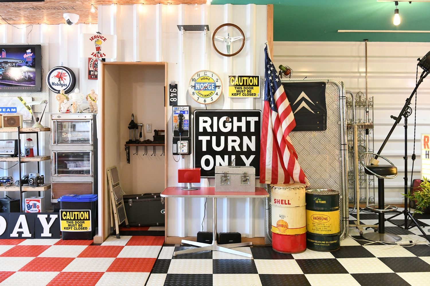 白黒・赤白の2種類のチェッカーパターンフロア