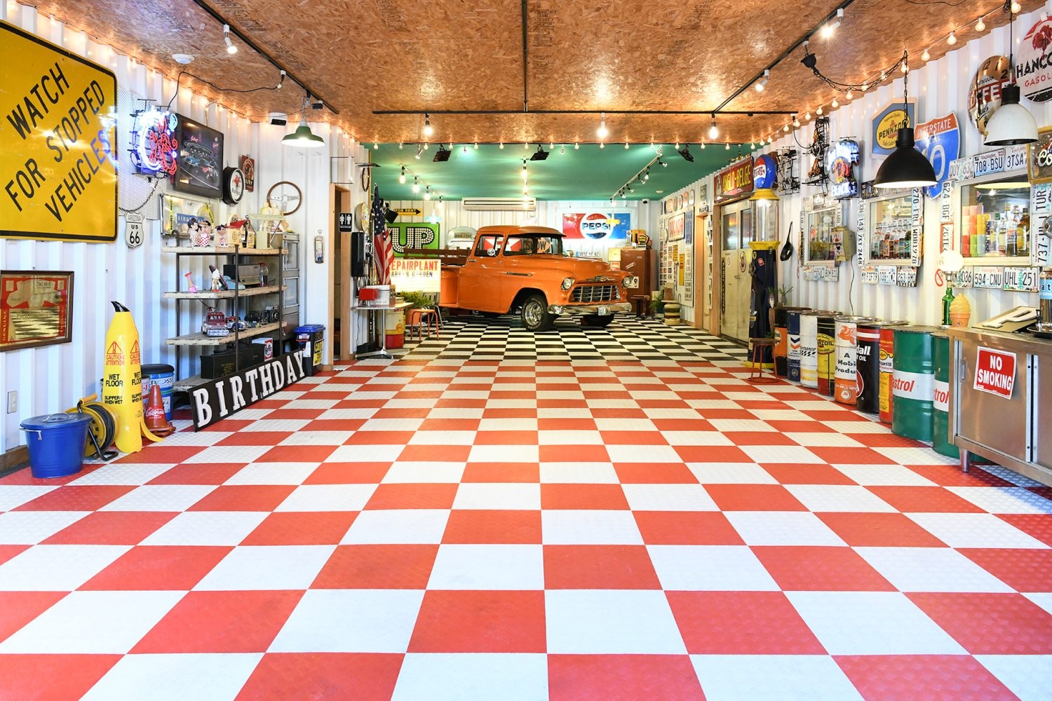 ヴィンテージカーが映えるカラフルでアメリカンな空間