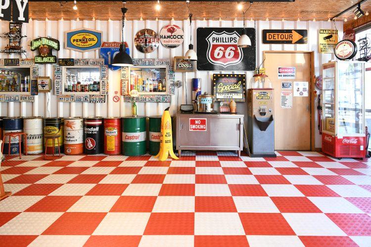 赤白チェッカーゾーンは入口が近く自然光が入ります