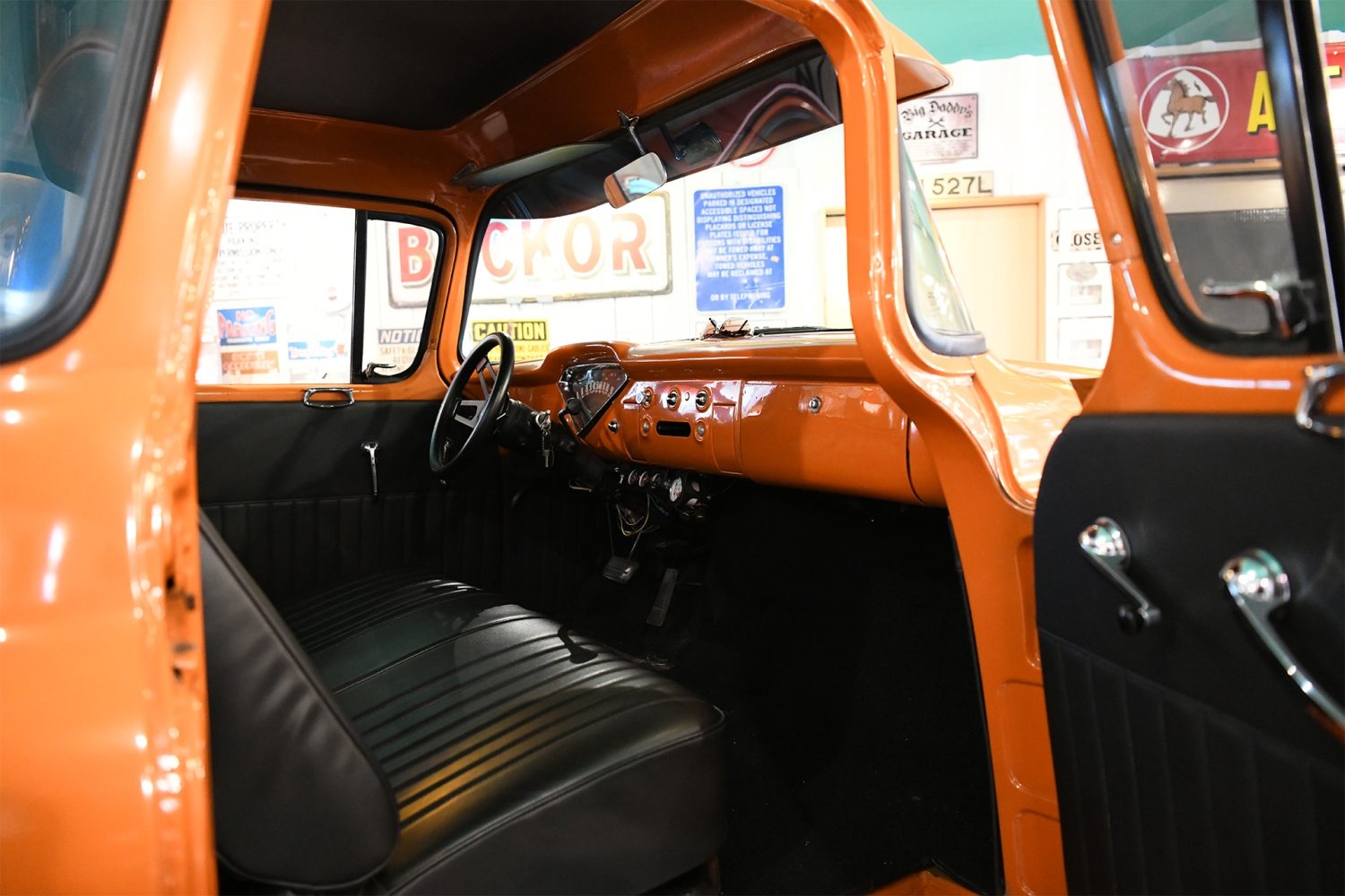 常設の1957製シボレーC3100 クラシックな内装