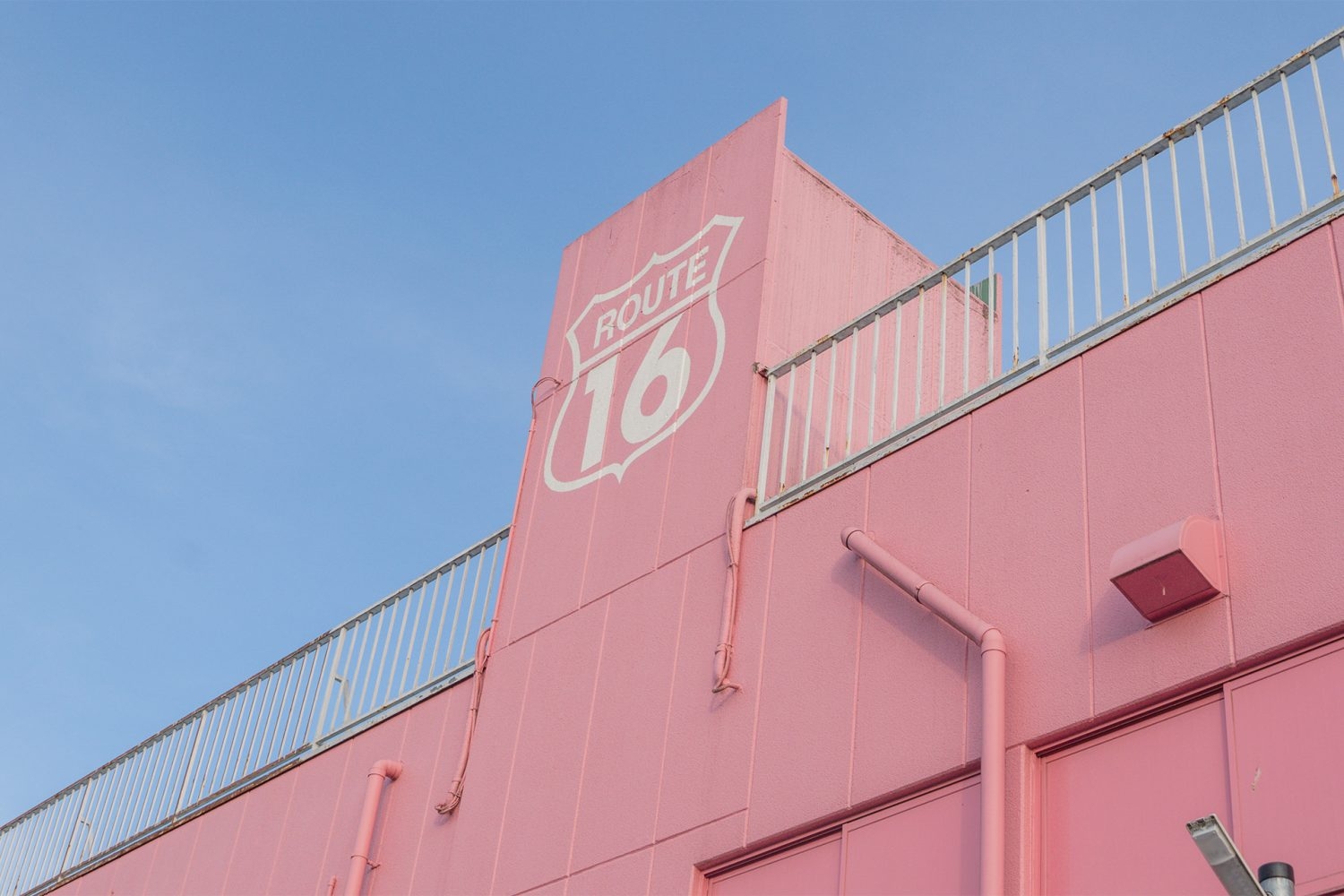 16号線沿いに建つピンク色が目印の建物