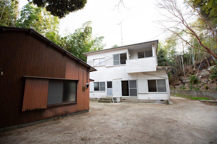 奥に平成棟、手前に昭和棟