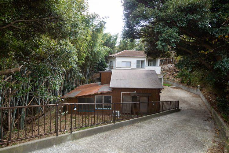 搬入経路 なだらかな坂を下りたところにスタジオ