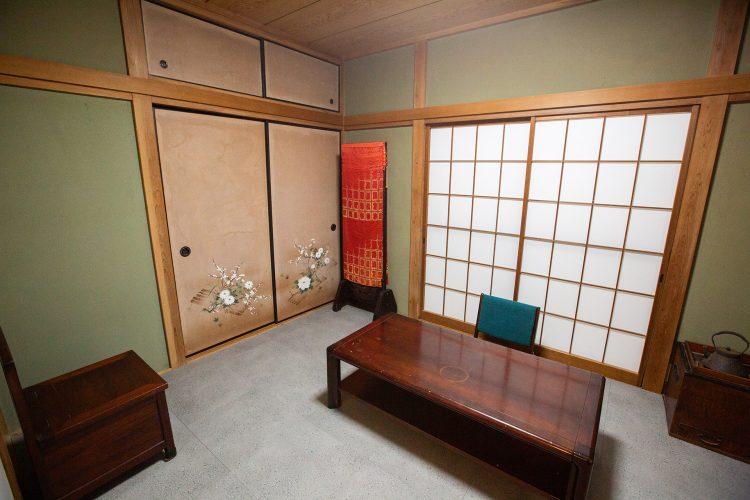 平屋棟 玄関脇に位置する居間は障子と襖で和風