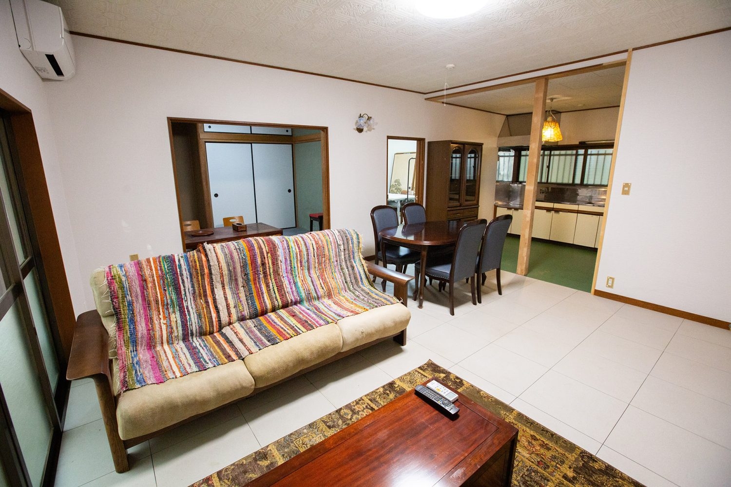 平屋棟 LDKとキッチンと和室がつながる