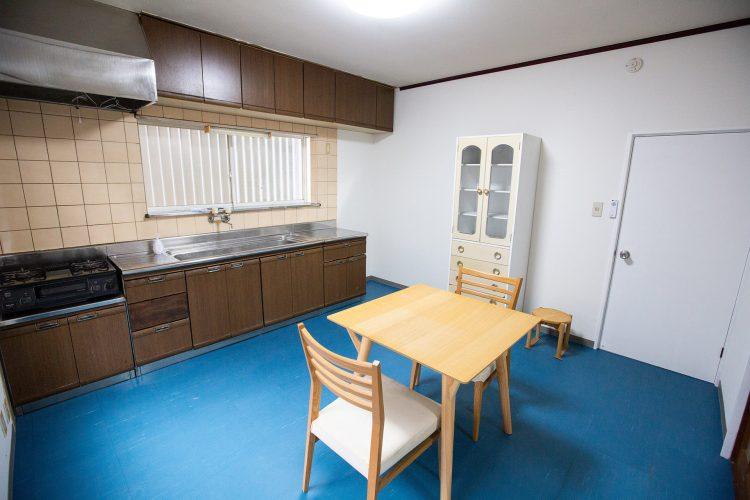 平成棟 1Fキッチンはダイニングテーブルも置ける広さ