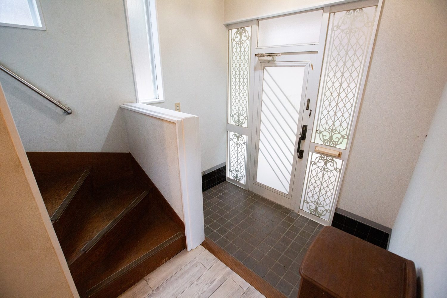 平成棟 玄関と階段