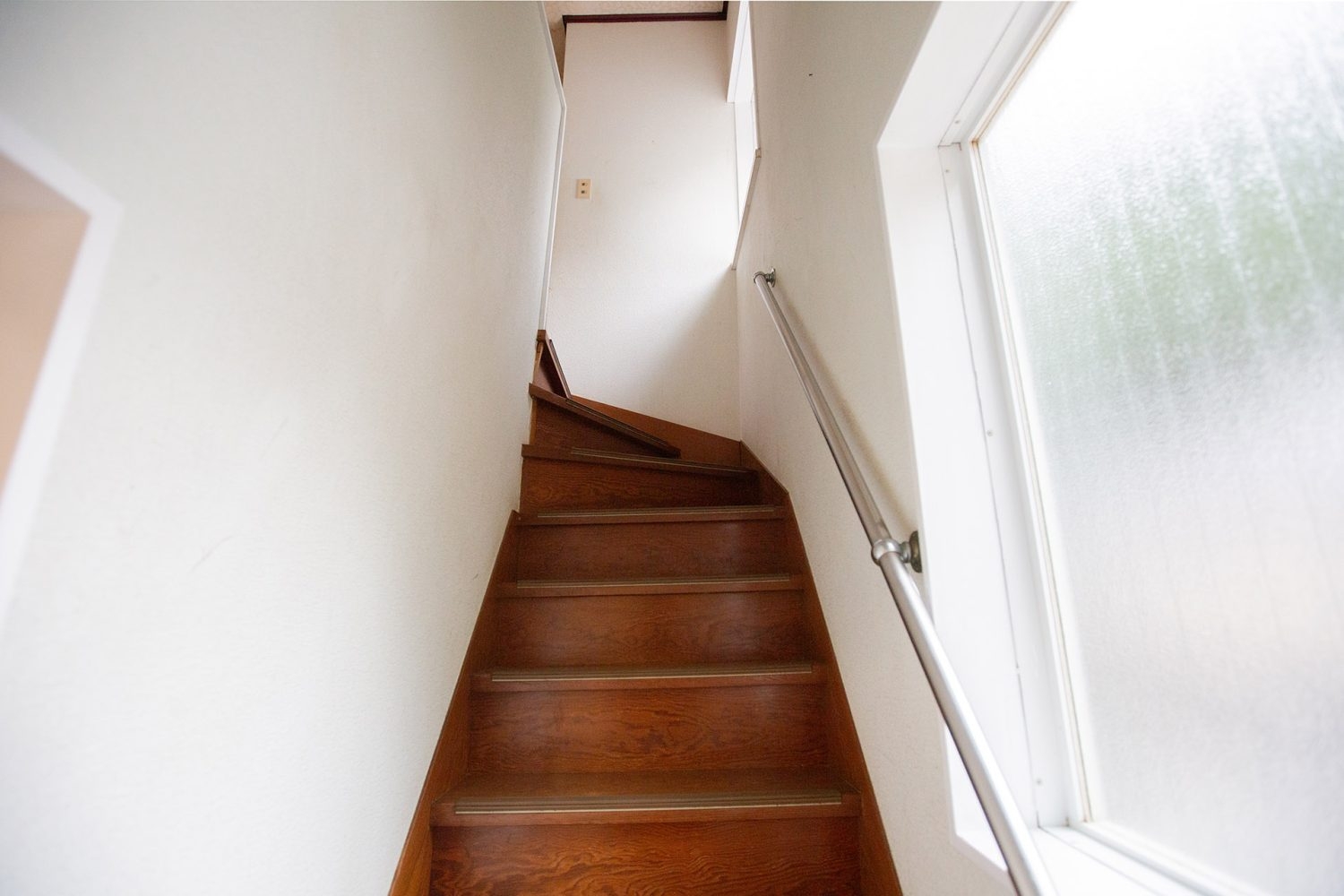 平成棟 窓のある明るい階段