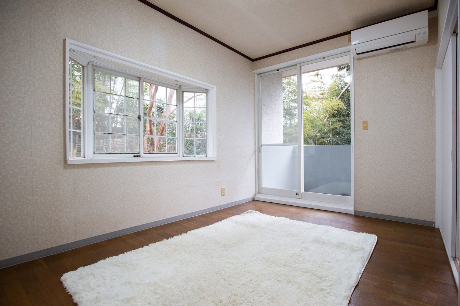 平成棟 2F洋室Aはフローリングと出窓