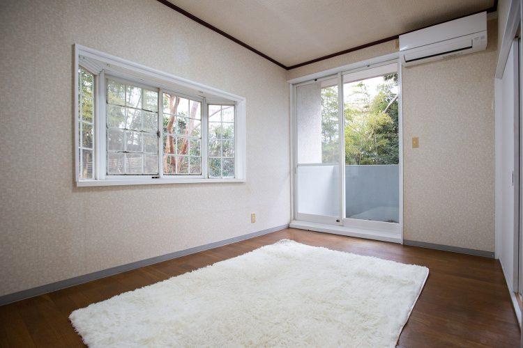 平成棟 2F洋室Aはフローリングと出窓