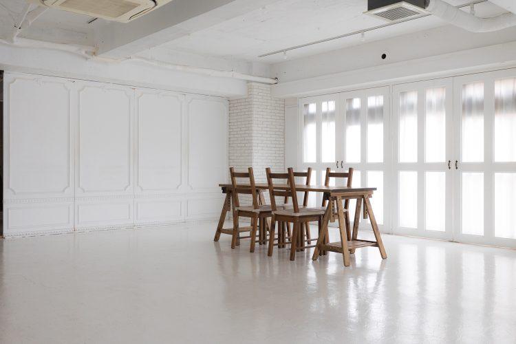 クリーンな印象のモールディング可動壁パネル